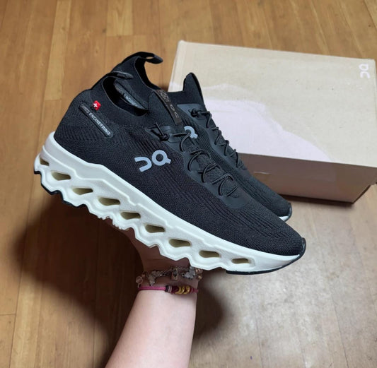 On Cloud kinit Preto/branco Importado 1.1